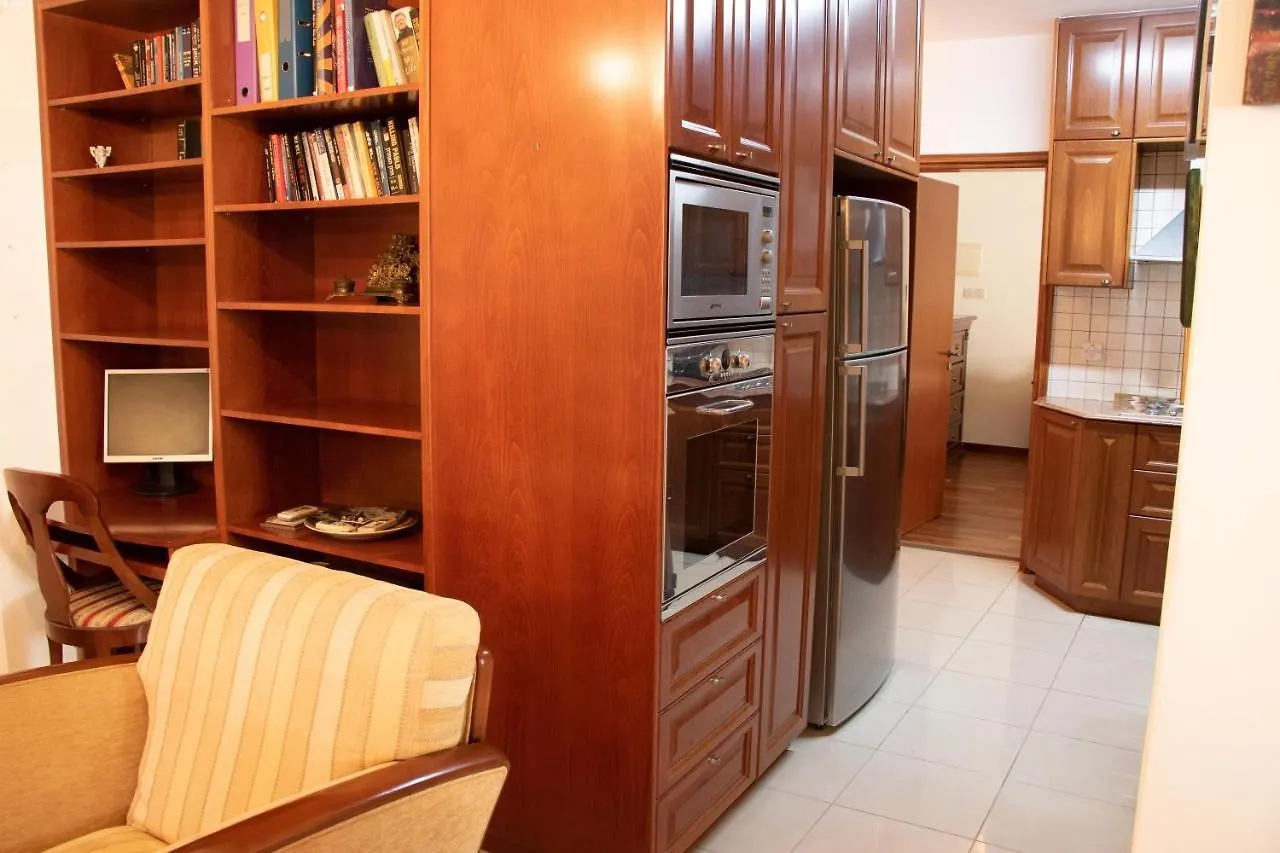 דירה לרנקה Luxury Apartment, Near Pinikoudes Beach